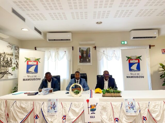 L'adjoint au maire en charge de l'excellence sportive, Toiyifou Ridjali (au centre), lors de la conférence de presse pour le lancement des inscriptions avec Zaidou Tavanday (à gauche) et Tostao Mohamed Ahmada (à droite) - Agrandir l'image, fenêtre modale