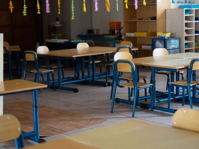 Salle de classe d'une école de Mamoudzou avec des tables et des chaises - Agrandir l'image, fenêtre modale