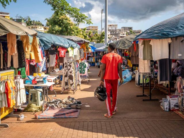 Jeune homme déambulant parmi les stands des commerçants, de la foire ramadan à Mamoudzou . - Agrandir l'image, fenêtre modale
