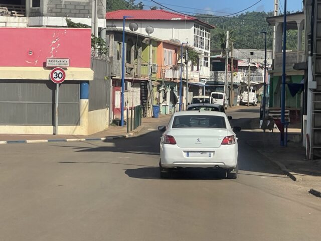 Véhicule entrant dans Passamaïnty nouvellement limité à 30 km/h - Agrandir l'image, fenêtre modale