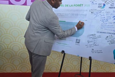 Ambdilwahedou Soumaïla signant l'appel de la forêt 2025 - Agrandir l'image 1 sur 6, fenêtre modale