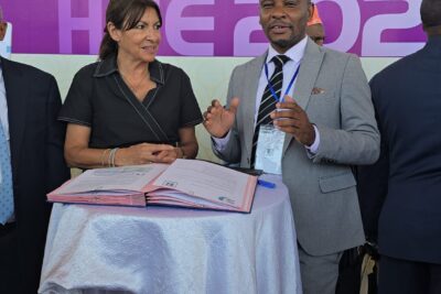 Ambdilwahedou Soumaïla, maire de Mamoudzou, et Anne Hidalgo, présidente de l'AIMF, signant une convention d’aide d’urgence - Agrandir l'image 3 sur 6, fenêtre modale
