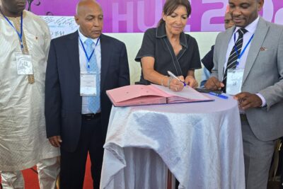 Ambdilwahedou Soumaïla, maire de Mamoudzou, et Anne Hidalgo, présidente de l'AIMF, signant une convention d’aide d’urgence - Agrandir l'image 4 sur 6, fenêtre modale
