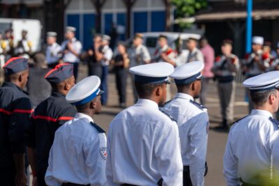 Policiers, sapeurs pompiers et militaires au garde à vous lors de la commémoration du 8 mai 1945 (2025). - Agrandir l'image 1 sur 9, fenêtre modale