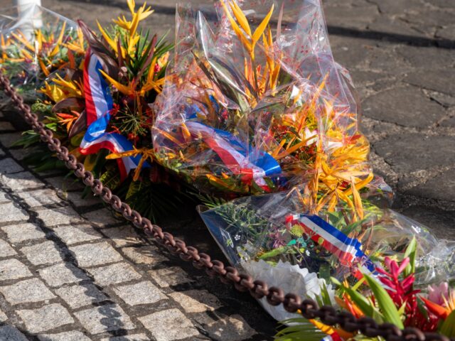 Gerbe de fleurs au pied du monument aux morts - Agrandir l'image, fenêtre modale