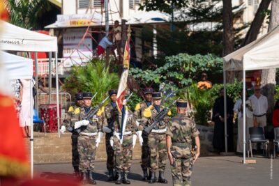 Militaires au garde à vous lors de la commémoration du 8 mai 1945 (2025). - Agrandir l'image 2 sur 9, fenêtre modale