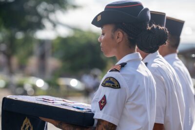 Jeune femme militaire portant les médailles à remettre aux militaires décorés lors de la commémoration du 8 mai 1945 (2025). - Agrandir l'image 3 sur 9, fenêtre modale