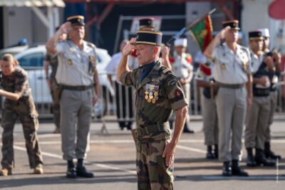 Militaires au garde à vous lors de la commémoration du 8 mai 1945 (2025). - Agrandir l'image 4 sur 9, fenêtre modale