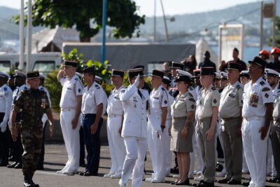 Salut du sous-préfet de Mayotte aux militaires au garde à vous lors de la commémoration du 8 mai 1945 (2025). - Agrandir l'image 6 sur 9, fenêtre modale