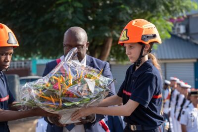 Dépôt de la gerbe au pied du monument aux morts par le 1er adjoint au maire de Mamoudzou et deux jeunes sapeurs pompiers - Agrandir l'image 9 sur 9, fenêtre modale