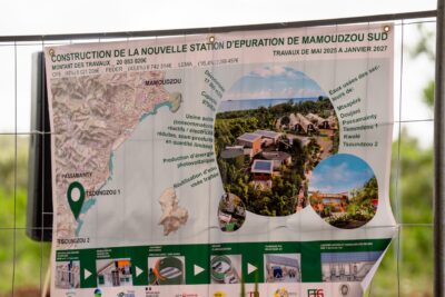 Panneau d'information affiché lors de la pose de la première pierre de la station d'épuration de Mamoudzou sud - Agrandir l'image 1 sur 3, fenêtre modale