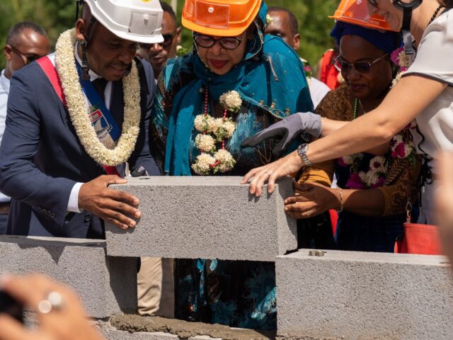 Pose de la première pierre de la station d'épuration de Mamoudzou sud par les élus et la secrétaire générale pour les affaires régionales - Agrandir l'image, fenêtre modale