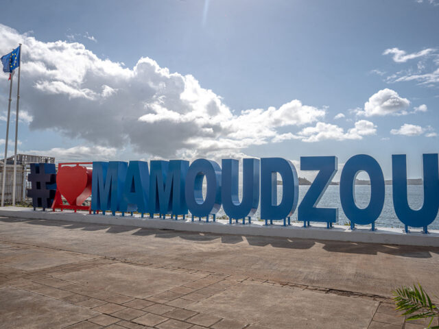 Lettres urbaines géantes # coeur Mamoudzou - Agrandir l'image, fenêtre modale