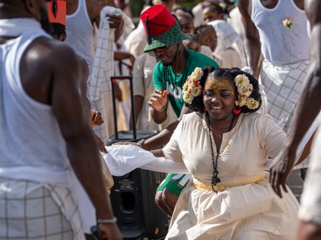 Femme dansant au sein d'un cortège de carnavaliers à l'occasion du carnaval de l'identité et de la culture de Mamoudzou (2023) - Agrandir l'image, fenêtre modale