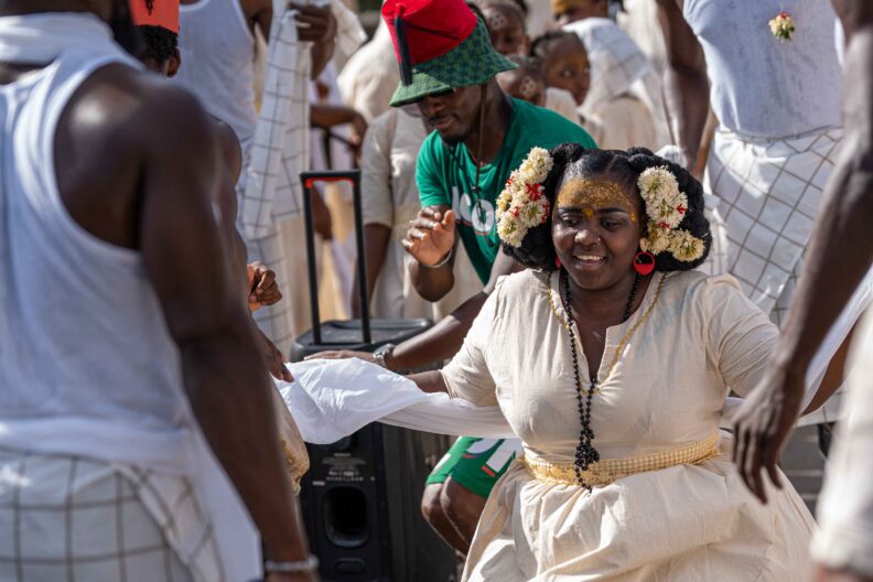 Femme dansant au sein d'un cortège de carnavaliers à l'occasion du carnaval de l'identité et de la culture de Mamoudzou (2023)