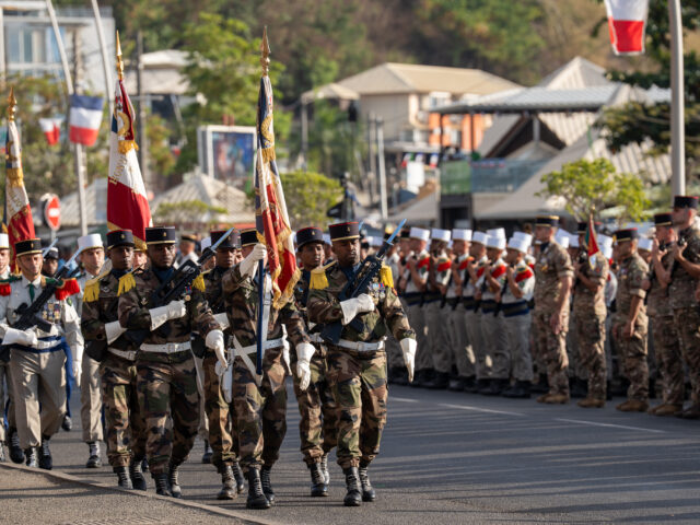 Militaires défilant dans les rues de Mamoudzou à l'occasion de la fête nationale du 14 juillet 2026 - Agrandir l'image, fenêtre modale