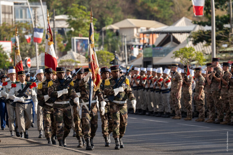 Militaires défilant dans les rues de Mamoudzou à l'occasion de la fête nationale du 14 juillet 2026