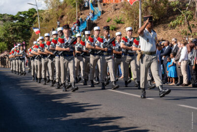 Défilé de militaires dans les rues de Mamoudzou pour la fête nationale du 14 juillet. - Agrandir l'image 6 sur 9, fenêtre modale