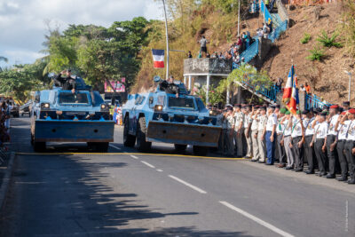 Défilé de militaires véhiculés dans les rues de Mamoudzou pour la fête nationale du 14 juillet. - Agrandir l'image 7 sur 9, fenêtre modale