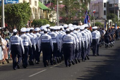 Défilé de la police municipale dans les rues de Mamoudzou pour la fête nationale du 14 juillet. - Agrandir l'image 3 sur 3, fenêtre modale