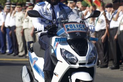 Défilé de la police municipale dans les rues de Mamoudzou pour la fête nationale du 14 juillet. - Agrandir l'image 1 sur 3, fenêtre modale