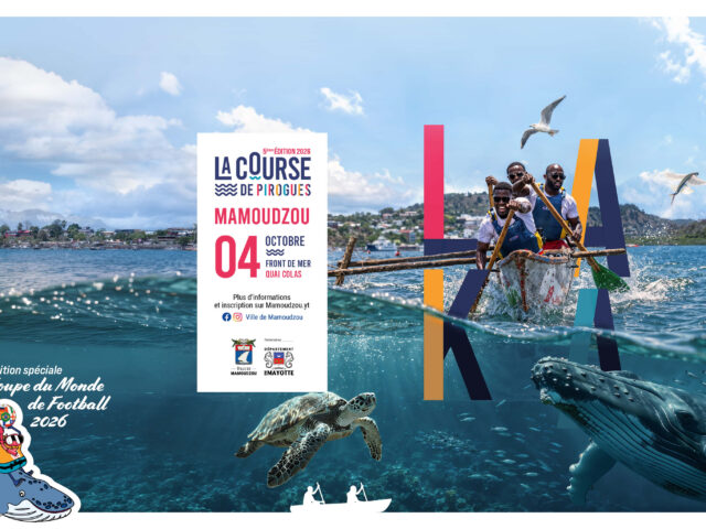 Affiche de la 5e édition 2026 pirogues de Mamoudzou,prévue le 4 octobre au front de mer quai colas, l'affiche montre des participants en pirogue sur le lagon de Mayotte , avec une baleine, une tortue marine et des poissons sous l'eau. Les informations d'inscription sont disponibles sur Mamoudzou.yt - Agrandir l'image, fenêtre modale