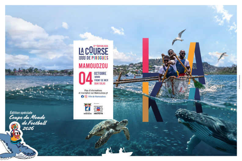 Affiche de la 5e édition 2026 pirogues de Mamoudzou,prévue le 4 octobre au front de mer quai colas, l'affiche montre des participants en pirogue sur le lagon de Mayotte , avec une baleine, une tortue marine et des poissons sous l'eau. Les informations d'inscription sont disponibles sur Mamoudzou.yt