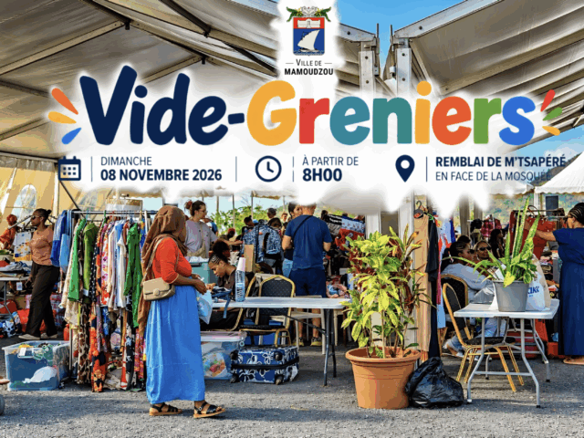 affiche horizontale annonçant le Vide Greniers de Mamoudzou,avec une photographie d'un marché en plein air sous des chapiteaux, des stands de vêtements et plusieurs visiteurs.Le titre "Vide-Greniers" apparaît en grandes lettres colorées.L'affiche indique dimanche 8 novembre 2026 à partir de 8h00,au remblai de M'tsapéré, en face de la mosquée ,avec le logo de ville de Mamoudzou en haut - Agrandir l'image, fenêtre modale
