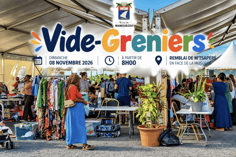 affiche horizontale annonçant le Vide Greniers de Mamoudzou,avec une photographie d'un marché en plein air sous des chapiteaux, des stands de vêtements et plusieurs visiteurs.Le titre "Vide-Greniers" apparaît en grandes lettres colorées.L'affiche indique dimanche 8 novembre 2026 à partir de 8h00,au remblai de M'tsapéré, en face de la mosquée ,avec le logo de ville de Mamoudzou en haut